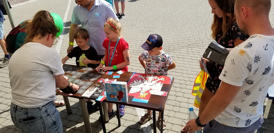 Stoisko edukacyjne IPN na pikniku z okazji Święta Wojska Polskiego w Rzeszowie