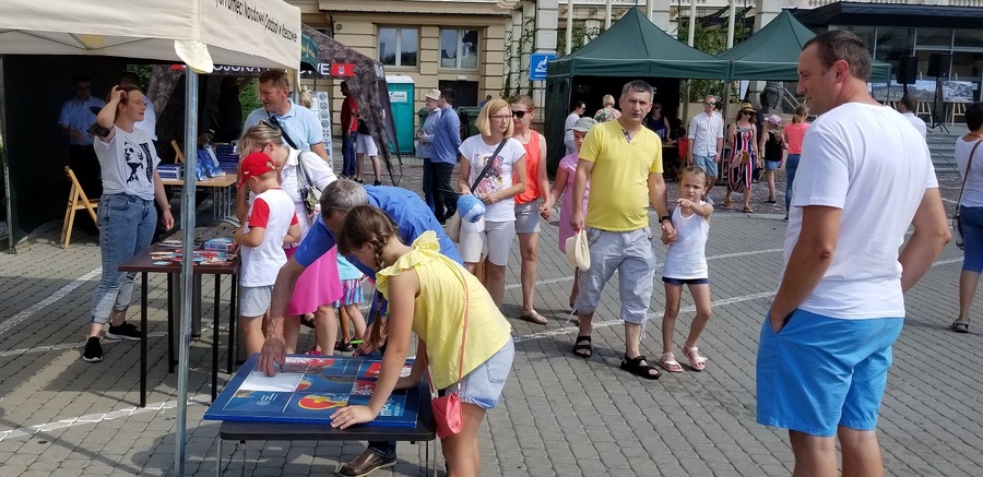 Stoisko edukacyjne IPN na pikniku z okazji Święta Wojska Polskiego w Rzeszowie