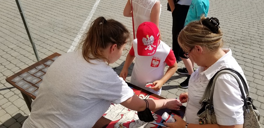 Stoisko edukacyjne IPN na pikniku z okazji Święta Wojska Polskiego w Rzeszowie
