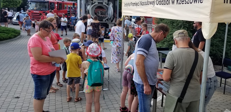 Stoisko edukacyjne IPN na pikniku z okazji Święta Wojska Polskiego w Rzeszowie