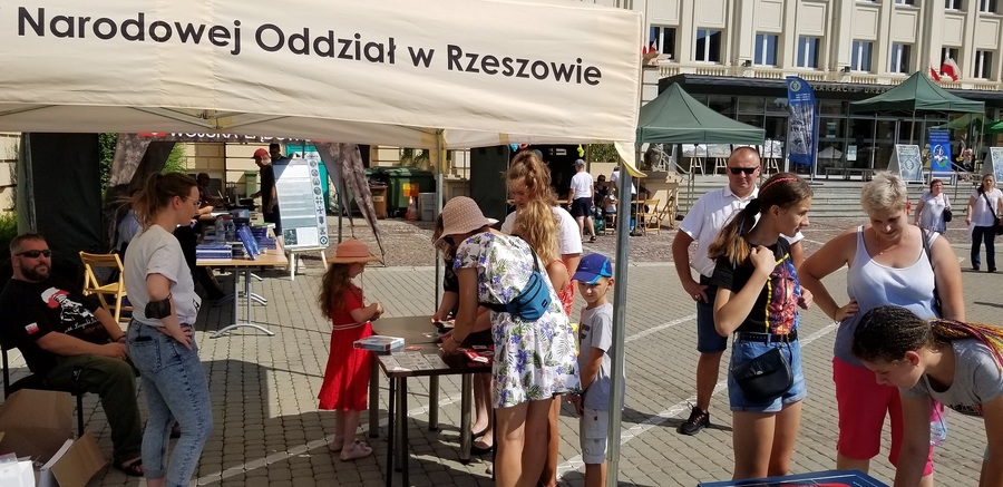 Stoisko edukacyjne IPN na pikniku z okazji Święta Wojska Polskiego w Rzeszowie