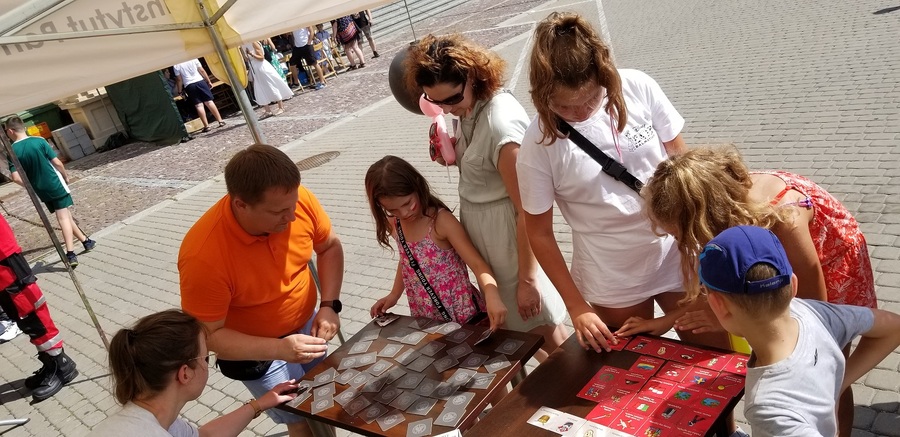 Stoisko edukacyjne IPN na pikniku z okazji Święta Wojska Polskiego w Rzeszowie