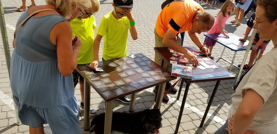 Stoisko edukacyjne IPN na pikniku z okazji Święta Wojska Polskiego w Rzeszowie