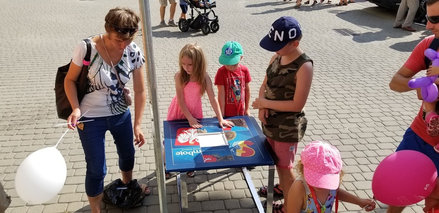 Stoisko edukacyjne IPN na pikniku z okazji Święta Wojska Polskiego w Rzeszowie