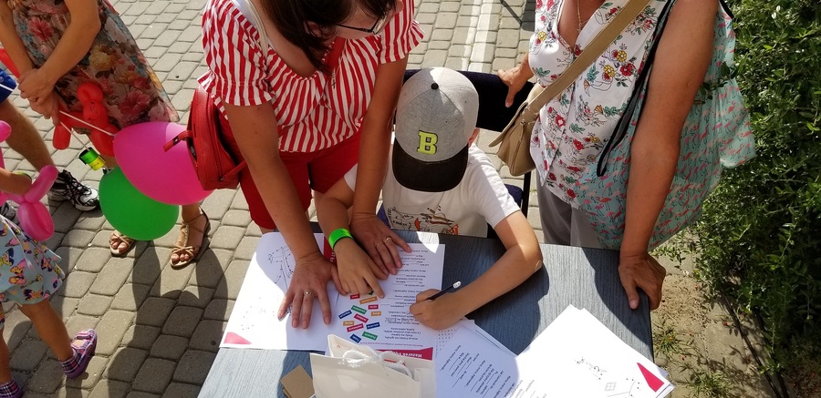 Stoisko edukacyjne IPN na pikniku z okazji Święta Wojska Polskiego w Rzeszowie