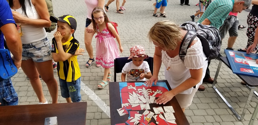 Stoisko edukacyjne IPN na pikniku z okazji Święta Wojska Polskiego w Rzeszowie