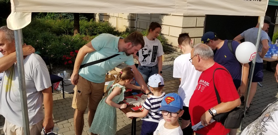 Stoisko edukacyjne IPN na pikniku z okazji Święta Wojska Polskiego w Rzeszowie
