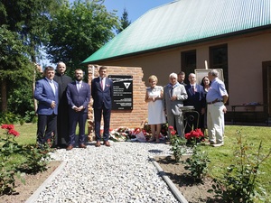 Odsłonięcie pomnika poświęconego ofiarom niemieckich obozów koncentracyjnych i św. Maksymilianowi Marii Kolbemu w Sanoku