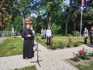 Odsłonięcie pomnika poświęconego ofiarom niemieckich obozów koncentracyjnych i św. Maksymilianowi Marii Kolbemu w Sanoku