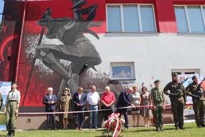Uroczystości odsłonięcia muralu inspirowanego rzeźbą Andrzeja Pityńskiego w Ulanowie