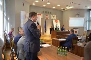 Uroczysta sesja rady miasta na której odsłonięto pamiątkową tablicy upamiętniającej podpisanie porozumień rzeszowsko-ustrzycki
