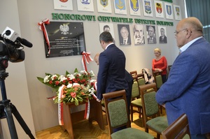 Uroczysta sesja rady miasta na której odsłonięto pamiątkową tablicy upamiętniającej podpisanie porozumień rzeszowsko-ustrzycki