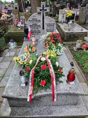 Grzegorz Leszczyński z OBUWiM IPN w Rzeszowie złożył kwiaty na grobie Józefa Bieniasza obrońcy Westerplatte spoczywającego na Starym Cmentarzu w Jarosławiu.