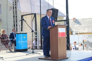 Wystąpienie Artura Brożyniaka z OBBH IPN w Rzeszowie podczas uroczystości upamiętniającej mieszkańców Wołkowyi zamordowanych przez oddziały UPA