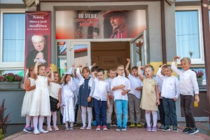 Uroczystości w szkole w Maliniu z okazji beatyfikacji patrona kard. Stefana Wyszyńskiego