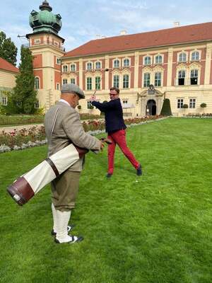 Prezentacja gry w golfa w ogrodach zamkowych łańcuckiego zamku