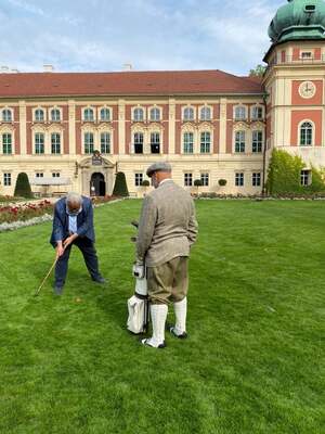 Prezentacja gry w golfa w ogrodach zamkowych łańcuckiego zamku