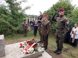 Złożenie kwiatów na mogile polskich policjantów zamordowanych przez sowieckich czołgistów 20 września 1939 r. w Kurowicach