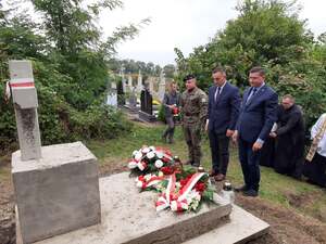 Złożenie kwiatów na mogile polskich policjantów zamordowanych przez sowieckich czołgistów 20 września 1939 r. w Kurowicach