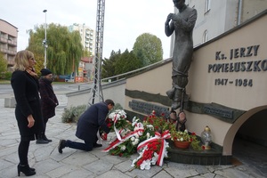 Dr Dariusz Iwaneczko- dyrektor wraz z delegacją OBUWiM złożył kwiaty pod pomnikiem i tablicą ks. Jerzego Popiełuszki – Rzeszów, 19 października 2021. Fot. Radosław Sołek/IPN Rzeszów