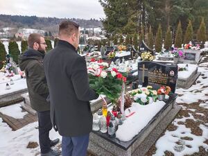 Dr Piotr Szopa i Grzegorz Leszczyński składają wieniec na grobie Jana Polechońki - Olszanica, 17 grudnia 2021 . Fot. IPN Rzeszów