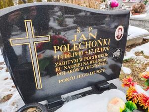 Dr Piotr Szopa i Grzegorz Leszczyński składają wieniec na grobie Jana Polechońki - Olszanica, 17 grudnia 2021 . Fot. IPN Rzeszów