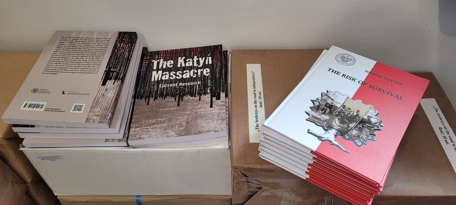 Publikacje IPN przekazane dla żołnierzy armii amerykańskiej stacjonującej na Podkarpaciu. Fot. K. Gajda- Bator IPN O/Rzeszów