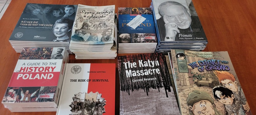 Publikacje IPN przekazane dla żołnierzy armii amerykańskiej stacjonującej na Podkarpaciu. Fot. K. Gajda- Bator IPN O/Rzeszów