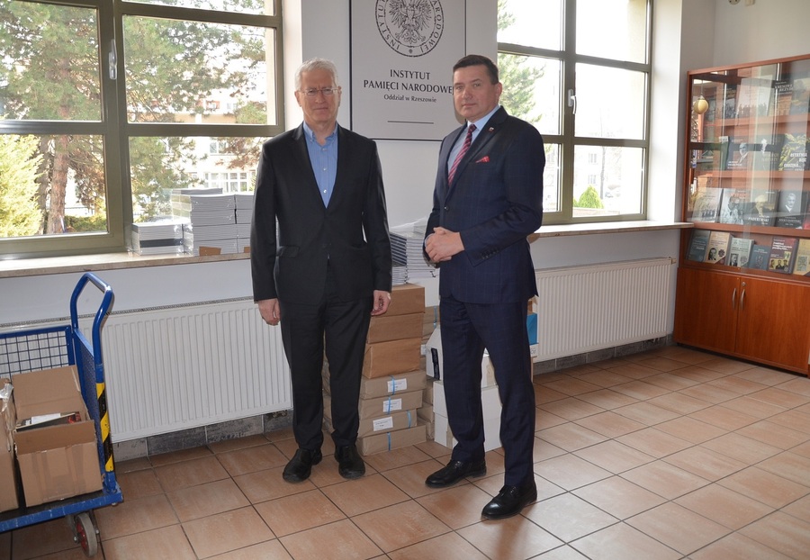 Publikacje IPN przekazane dla żołnierzy armii amerykańskiej stacjonującej na Podkarpaciu. Fot. K. Gajda- Bator IPN O/Rzeszów