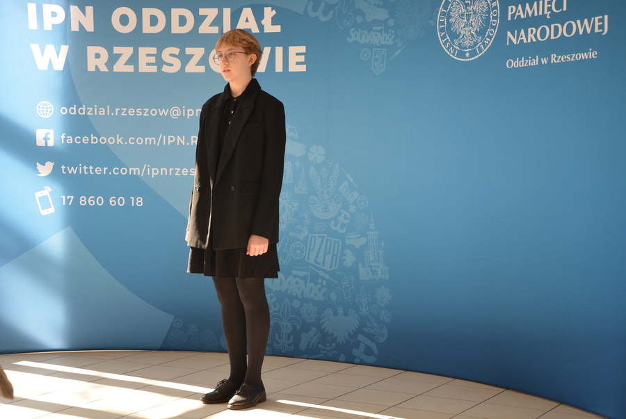 Zuzanna Mączka uczestniczka regionalnego półfinału VIII Ogólnopolskiego Konkursu Recytatorskiego „W kręgu poezji i prozy lagrowej więźniarek obozu KL Ravensbrück” – Rzeszów, 18 marca 2022. Fot. K. Gajda-Bator (IPN Rzeszów)