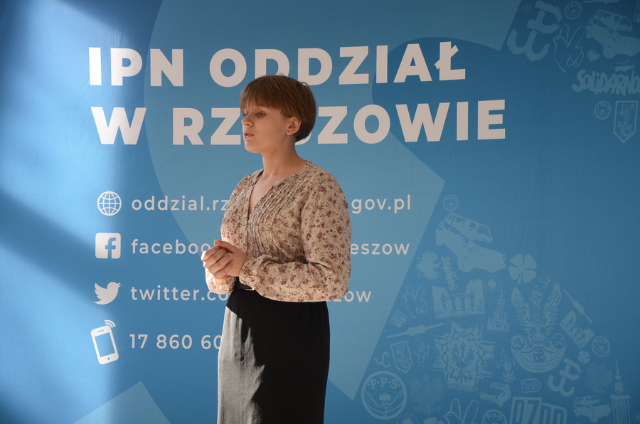 Julia Zaborowska finalistka regionalnego półfinału VIII Ogólnopolskiego Konkursu Recytatorskiego „W kręgu poezji i prozy lagrowej więźniarek obozu KL Ravensbrück” – Rzeszów, 18 marca 2022. Fot. K. Gajda-Bator (IPN Rzeszów)