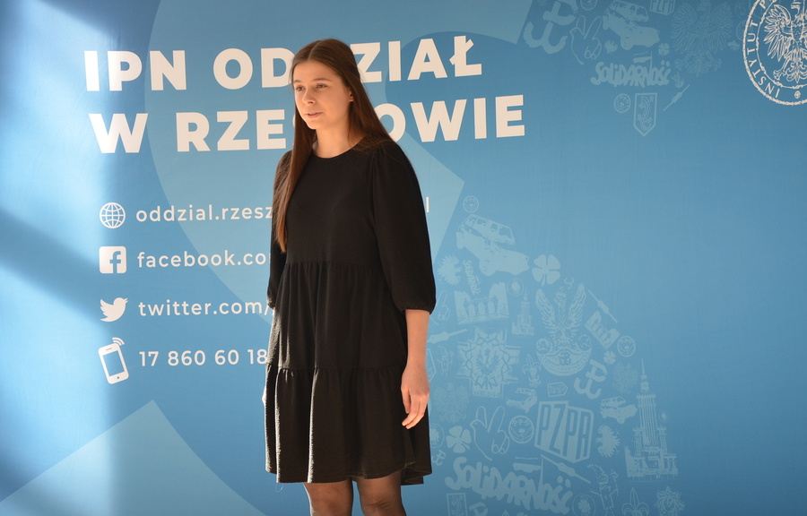 Emilia Węgrzyn uczestniczka regionalnego półfinału VIII Ogólnopolskiego Konkursu Recytatorskiego „W kręgu poezji i prozy lagrowej więźniarek obozu KL Ravensbrück” – Rzeszów, 18 marca 2022. Fot. K. Gajda-Bator (IPN Rzeszów)