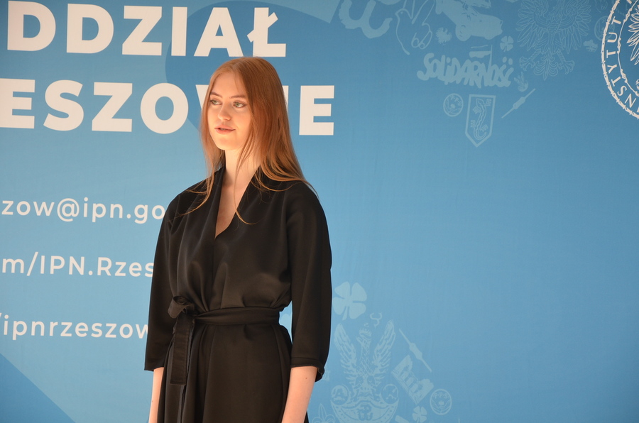 Julia Wygnaniec uczestniczka regionalnego półfinału VIII Ogólnopolskiego Konkursu Recytatorskiego „W kręgu poezji i prozy lagrowej więźniarek obozu KL Ravensbrück” – Rzeszów, 18 marca 2022. Fot. K. Gajda-Bator (IPN Rzeszów)