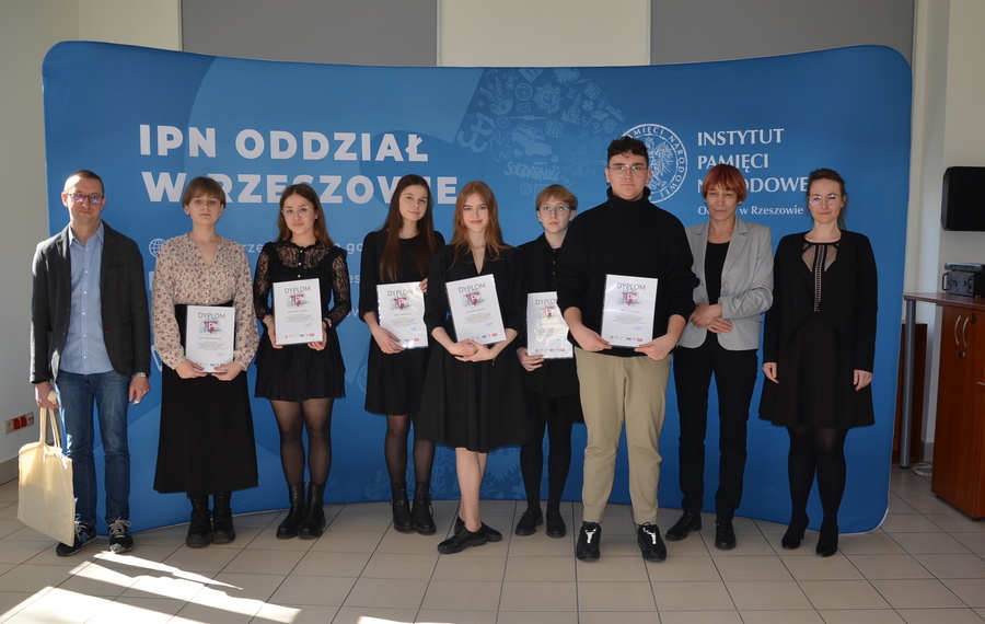 Uczestnicy regionalnego półfinału VIII Ogólnopolskiego Konkursu Recytatorskiego „W kręgu poezji i prozy lagrowej więźniarek obozu KL Ravensbrück” – Rzeszów, 18 marca 2022. Fot. K. Gajda-Bator (IPN Rzeszów)