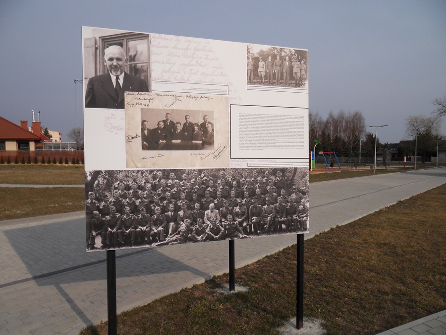 Wystawa  plenerowa „Aleksander Ładoś” w parku  w Głogowie Małopolskim. Fot. Robert Borkowski.