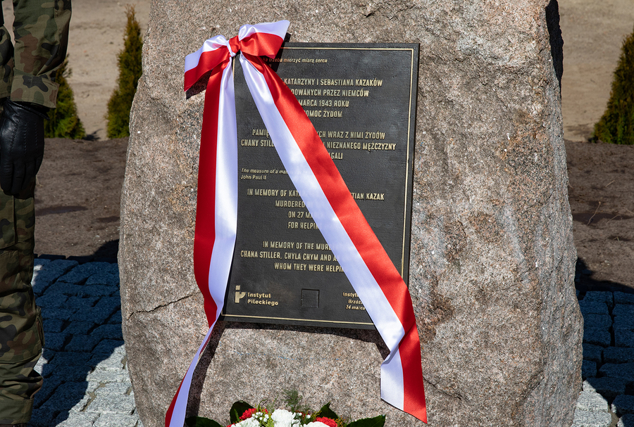 Tablica upamiętniająca Rodzinę Kazaków przed odsłonięciem. Fot. Igor Witowicz IPN O/Rzeszów.