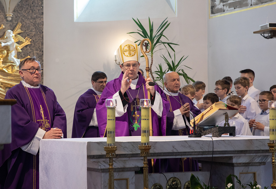 Msza święta pod przewodnictwem bp. przemyskiego Krzysztofa Chudzio. Fot. Igor Witowicz IPN O/Rzeszów.