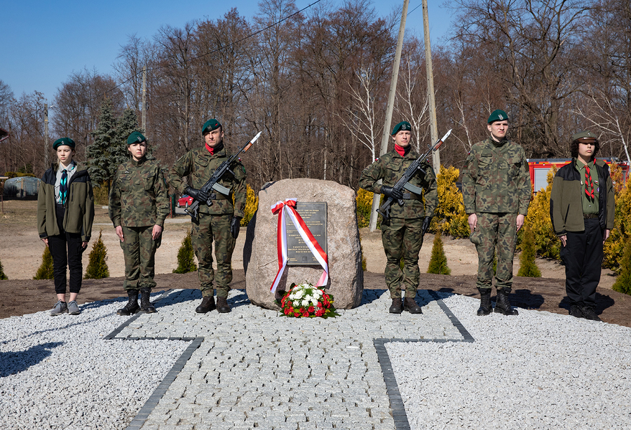 Warta honorowa przy obelisku. Fot. Igor Witowicz IPN O/Rzeszów.