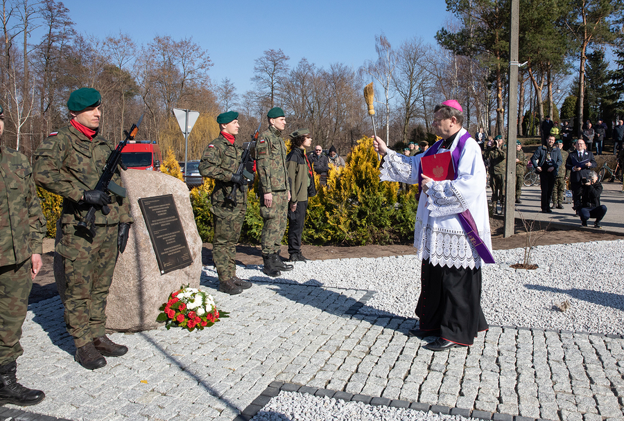 Poświęcenie obelisku przez bp. Krzysztofa Chudzio. Fot. Igor Witowicz IPN O/Rzeszów.
