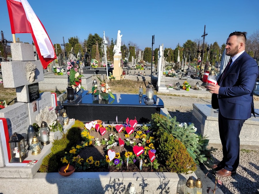 Dr Piotr Szopa na grobie Rodziny Ulmów w Markowej. Fot. Stanisław Stopyra IPN O/Rzeszów