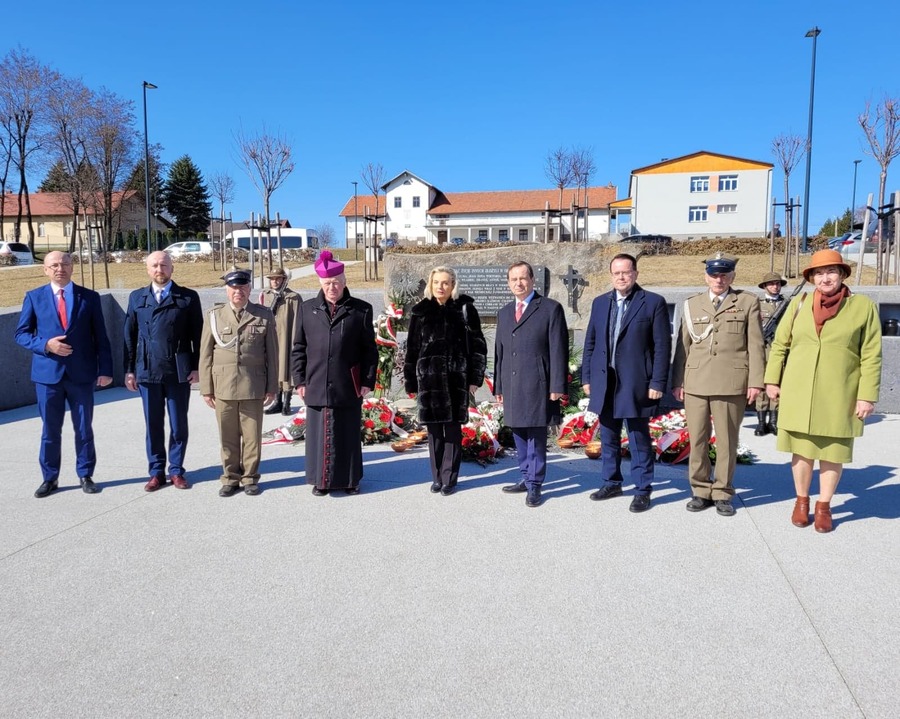 Uczestnicy obchodów Narodowego Dnia Pamięci Polaków ratujących Żydów pod okupacją niemiecką w Markowej. Fot. Stanisław Stopyra IPN O/Rzeszów