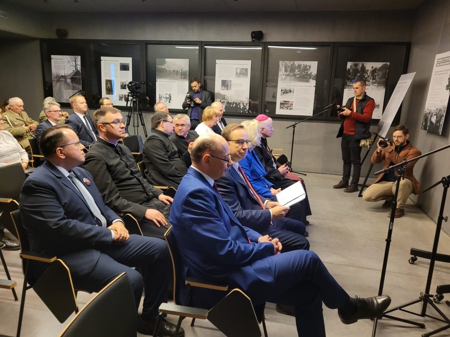 Uczestnicy obchodów Narodowego Dnia Pamięci Polaków ratujących Żydów pod okupacją niemiecką w Markowej. Fot. Stanisław Stopyra IPN O/Rzeszów