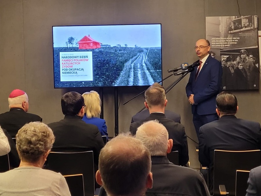 Dr Mateusz Szpytma, wiceprezes IPN na obchodach Narodowego Dnia Pamięci Polaków ratujących Żydów pod okupacją niemiecką w Markowej. Fot. Stanisław Stopyra IPN O/Rzeszów