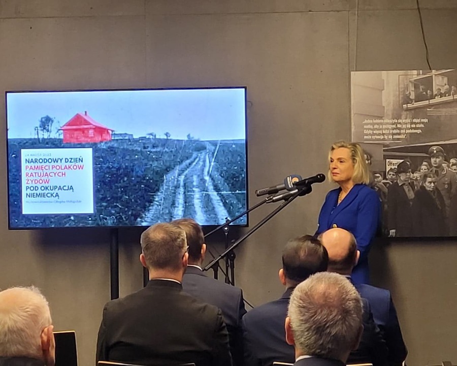 Anna Maria Anders na obchodach Narodowego Dnia Pamięci Polaków ratujących Żydów pod okupacją niemiecką w Markowej. Fot. Stanisław Stopyra IPN O/Rzeszów