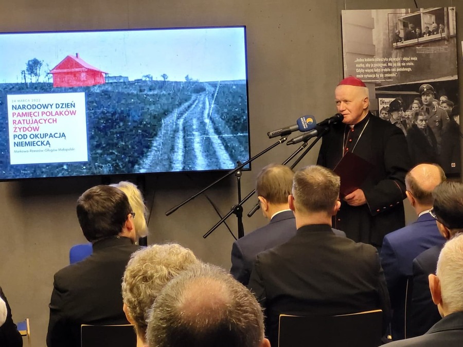 Abp. Adam Szal na obchodach Narodowego Dnia Pamięci Polaków ratujących Żydów pod okupacją niemiecką w Markowej. Fot. Stanisław Stopyra IPN O/Rzeszów