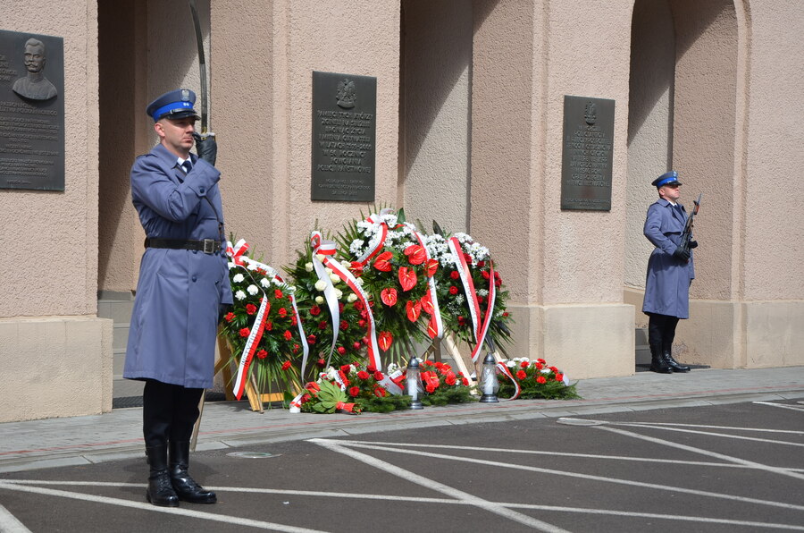 W hołdzie poległym policjantom - uroczystości przed KWP w Rzeszowie, 11 kwietnia 2022, Fot. K. Gajda-Bator IPN O/Rzeszów