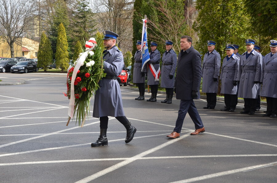 W hołdzie poległym policjantom - uroczystości przed KWP w Rzeszowie, 11 kwietnia 2022, Fot. K. Gajda-Bator IPN O/Rzeszów