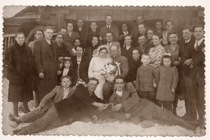 Franciszek Bolka i Katarzyna Bolka z domu Mazur w dniu ślubu – z gośćmi weselnymi, ok. 1948 r.