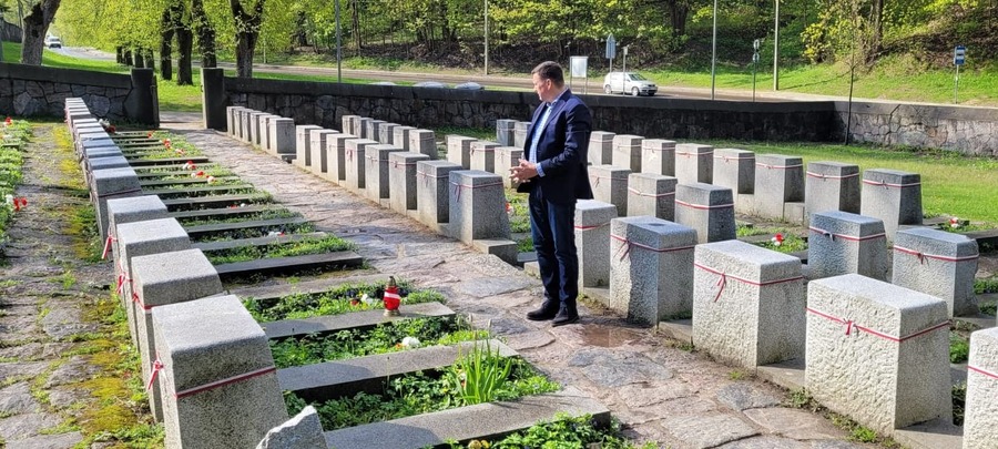 Dr hab. Dariusz Iwaneczko i Jakub Izdebski na grobie, gdzie spoczywa Matka i Serce Syna, oraz na grobach polskich żołnierzy - Wilnie, 12 maja 2022. Fot. Jakub Izdebski IPN O/Rzeszów