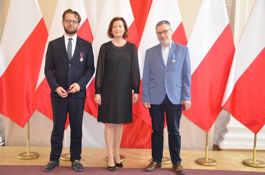 Dr Mirosław Surdej i Igor Witowicz odznaczeni przez prezydenta RP. Odznaczenia wręczyła dr Ewa Leniart, wojewoda podkarpacki – Rzeszów, 17 maja 2022. Fot. K. Gajda-Bator